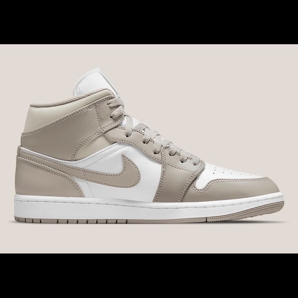 Air Jordan 1 Mid - Picture 1 of 7